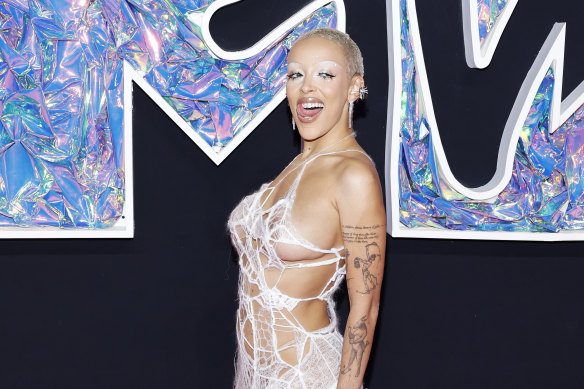 Doja Cat a aliéné certains fans après avoir admis qu'elle ne les aime pas parce qu'elle ne les connaît pas.