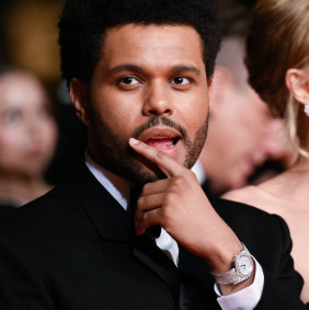 Le chanteur canadien The Weeknd avec sa montre Piaget « dame » incrustée de diamants à Cannes.