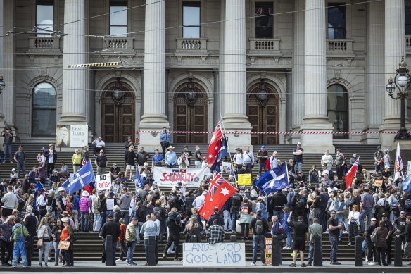 Le rassemblement du Non sur les marches du parlement de l'État de Melbourne.