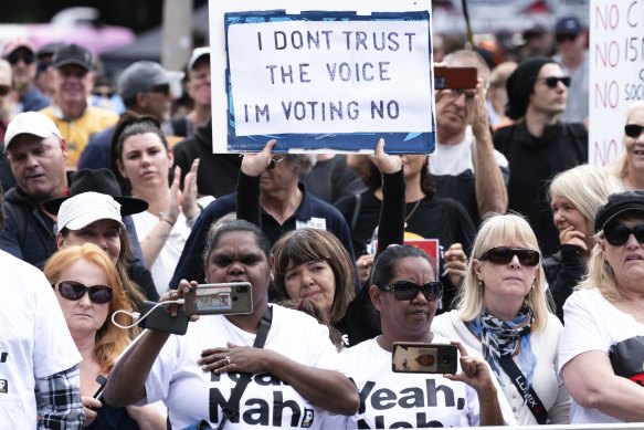 Les participants à un rassemblement du Non à Sydney.