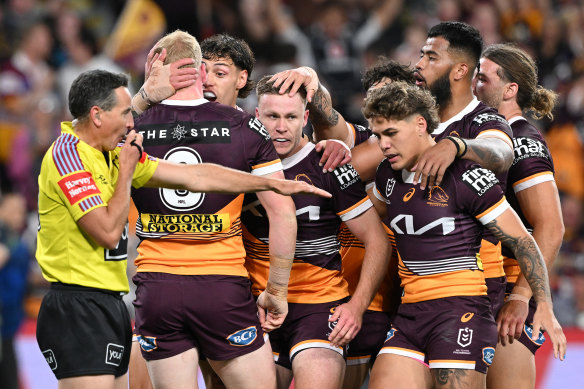 Les Broncos célèbrent après les scores de Billy Walters.