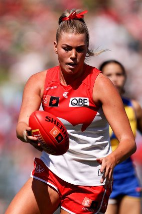 Ally Morphett en fuite pour les Swans lors de la victoire contre la côte ouest.