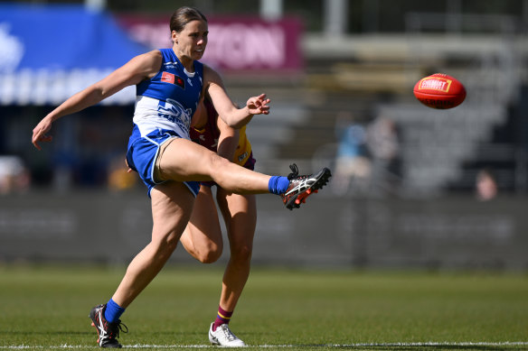 Jasmine Garner obtient un coup de pied pour les Kangourous.