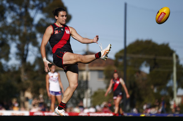 Bonnie Toogood marque un but pour les Bombers contre Fremantle.