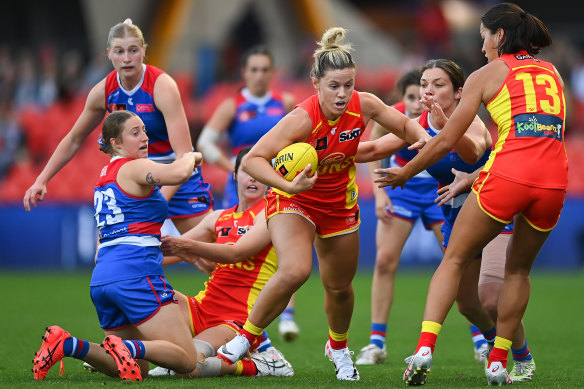 Maddy Brancatisano des Suns cherche à se libérer.