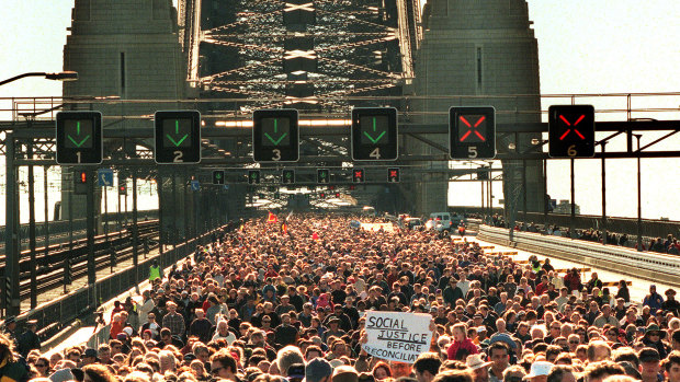Environ 250 000 personnes ont défilé sur le Harbour Bridge de Sydney en 2000 pour soutenir la réconciliation. 