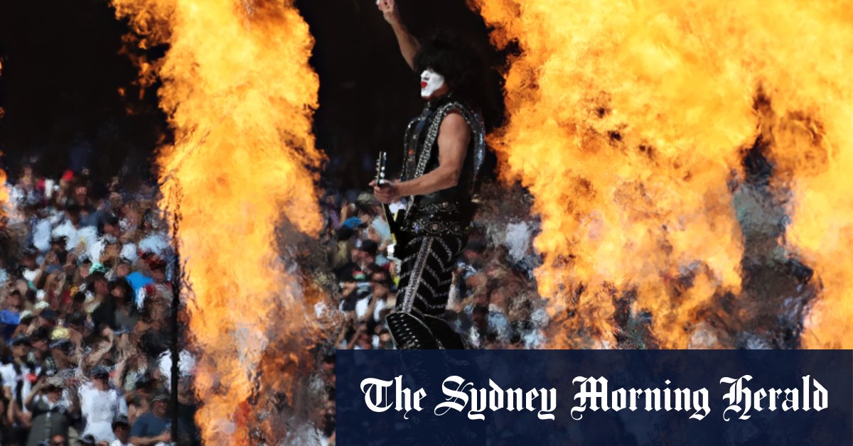 Divertissement scellé avec un spectacle KISS grand en spectacle