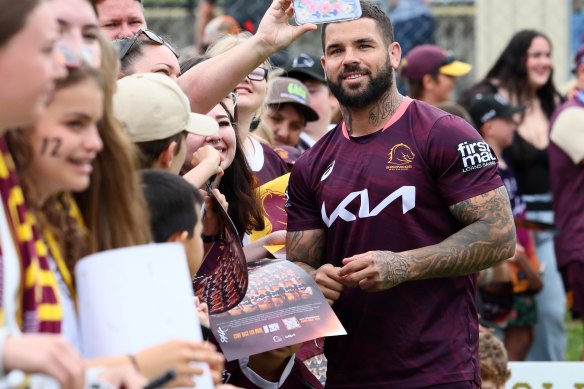Le skipper des Broncos Adam Reynolds avec des fans quelques jours avant la confrontation avec les Panthers.