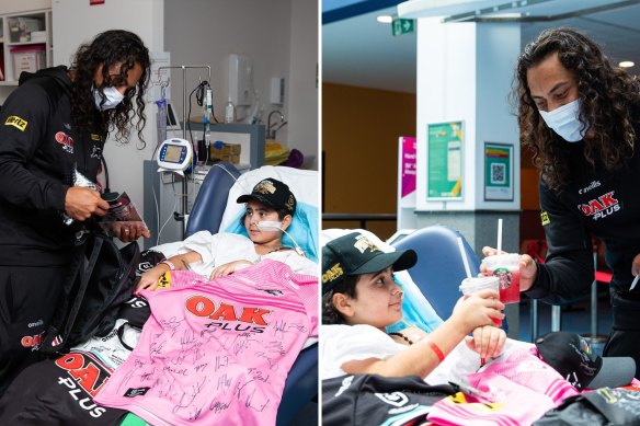 La star des Panthers Jarome Luai rend visite à Nicholas Tadros à l'hôpital en février.