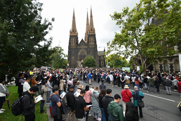 Une foule devant la cathédrale Saint-Patrick de Melbourne, le Vendredi Saint.