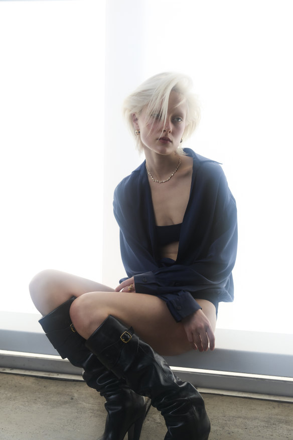 Chemise Christopher Esber « Silk Springs », 795 $, et soutien-gorge « Minuscule », 295 $.  Bottes Céline par Hedi Slimane, 3 100 $.  Collier de diamants Sarah & Sebastian « Corridor », 25 000 $.  Coffret de quatre bagues Céline par Hedi Slimane « Triomphe Indie », 1 150 $.