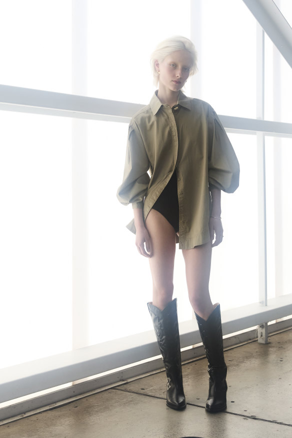 Chemise Aje « Louise », 295 $.  Slip St. Agni, 279 $.  Bottes Céline par Hedi Slimane, 3 100 $.