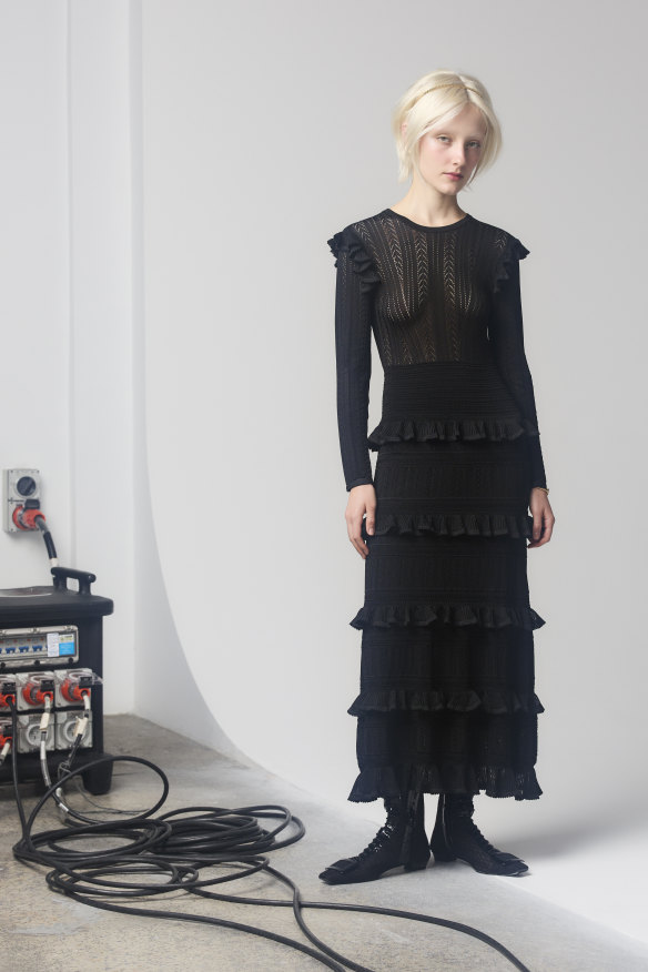 Robe Zimmermann « Luminosity Ruffle », 1 250 $.  Serre-tête « Triomphe » Céline par Hedi Slimane, 1 050 $.  Bottines Roger Vivier « Belle Vivier », 3 460 $.