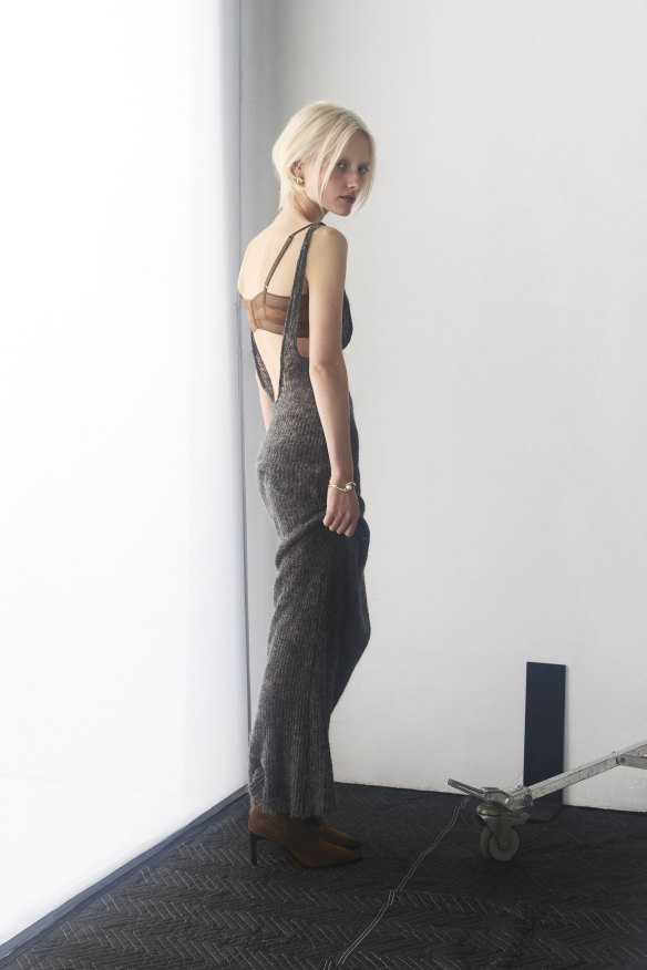 Robe Common Hours, 890 $.  Soutien-gorge Eres « Royal », 530 $.  Bottes Céline par Hedi Slimane, 2 100 $.  Collier de diamants Sarah & Sebastian « Corridor », 25 000 $.