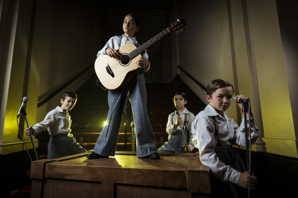 De gauche à droite, Orlando Corelli-Tapia, 10 ans, Daniel Lim, 12 ans, Luca Dahan, 10 ans, et Sebastian Dovey Cribbes, 10 ans, alternent dans le rôle du jeune Elvis dans Elvis : A Musical Revolution.