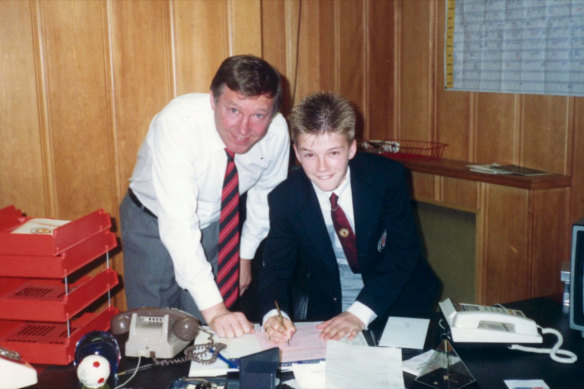 Un jeune Beckham avec le manager de Manchester United (et figure paternelle de substitution), Sir Alex Ferguson.