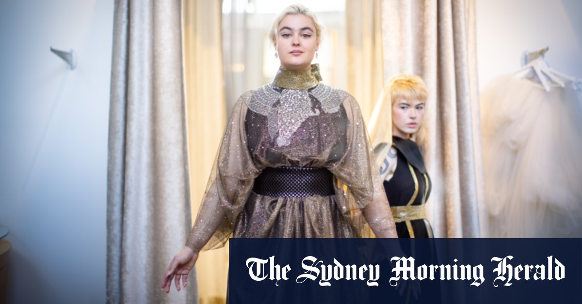 Les personnages de Stray Gods défilent