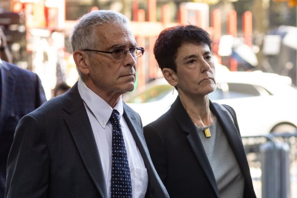 Les parents de Sam Bankman-Fried, Allan et Barbara, professeurs de droit à l'Université de Stanford, étaient assis dans la galerie derrière leur fils. 