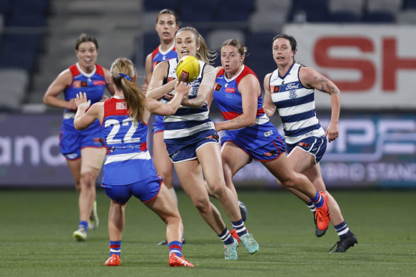 Amy McDonald de Geelong handballs lors du premier match de l'AFLW entre Geelong Cats et Western Bulldogs au stade GMHBA, le 02 septembre 2023, à Geelong, en Australie.