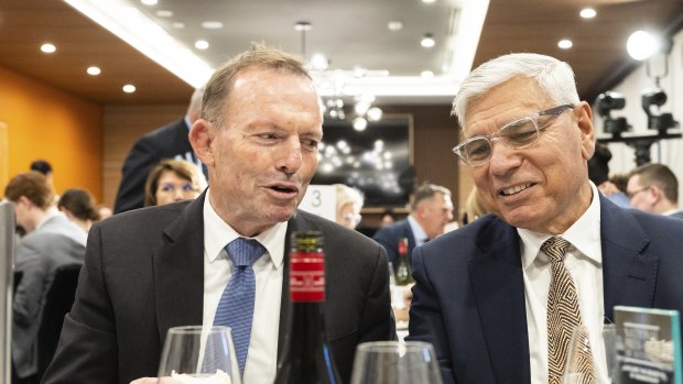 L'ancien Premier ministre Tony Abbott (à gauche) avec le militant Non Nyunggai Warren Mundine.