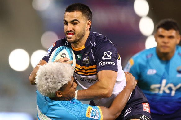 Tom Wright des Brumbies prend la défense contre Moana Pasifika.