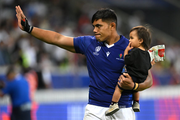 Le capitaine des Samoa, Michael Alaalatoa, qui est le frère du pilier des Wallabies Allan, salue la foule après leur dernier match de Coupe du Monde de Rugby.