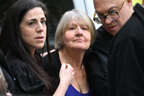 Joyleen Robinson (au centre) quitte la Cour suprême de Victoria mardi après le rejet de sa demande d'annulation du procès.