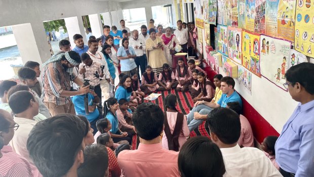 Pat Cummins attire une foule dans une école de Lucknow.