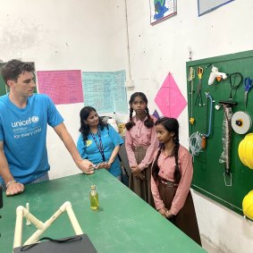 Pat Cummins avec quelques ingénieurs en herbe dans une école de Lucknow.
