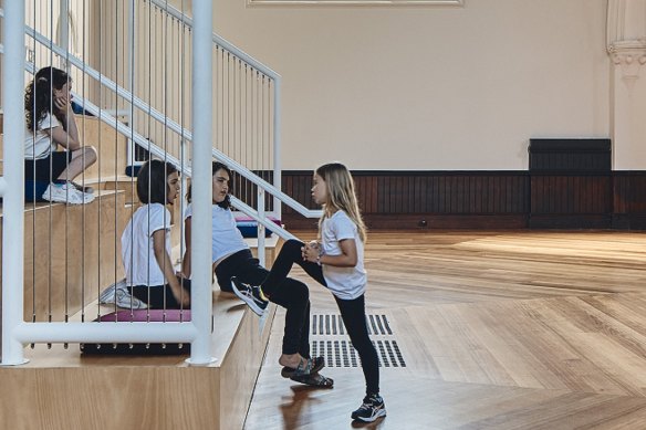Les balustrades sont fabriquées avec du simple fil de qualité marine.