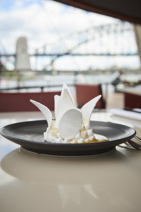 Le plat signature de Bennelong, la pavlova de Peter Gilmore. 