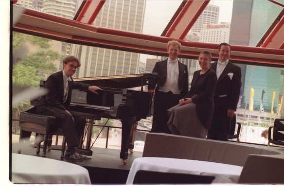 Gay Bilson avec des musiciens au Bennelong au milieu des années 90.