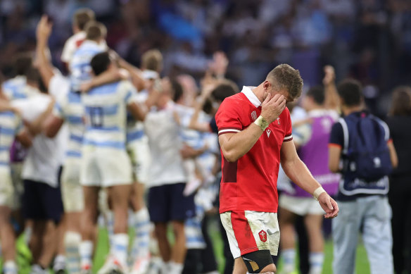 Dan Biggar du Pays de Galles semble abattu alors qu'il quitte le terrain.