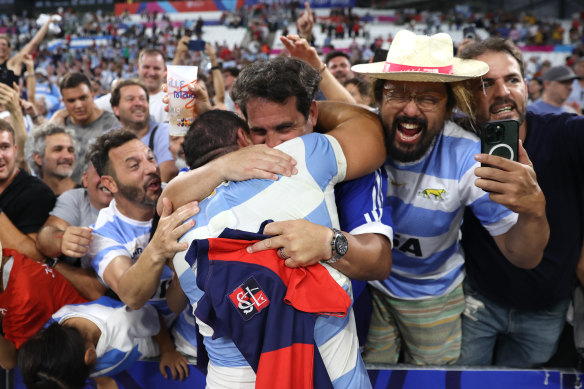 L'Argentin Agustin Creevy célèbre sa victoire avec le public à temps plein.