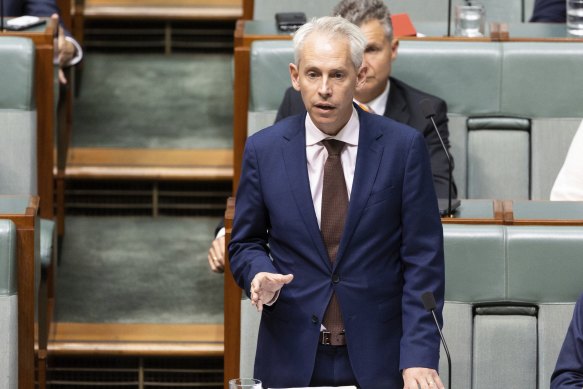 Le ministre de l'Immigration, Andrew Giles, a demandé une révision du mécanisme clé derrière l'expulsion des familles avec enfants handicapés.