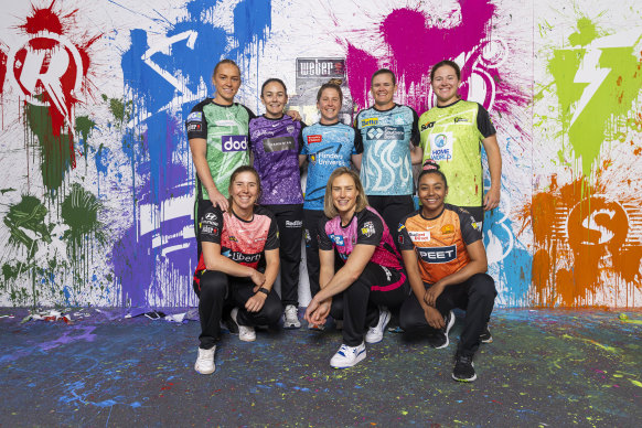 Kim Garth des Melbourne Stars, Heather Graham des Hobart Hurricanes, Jemma Barsby des Adelaide Strikers, Jess Jonassen du Brisbane Heat, Hannah Darlington du Sydney Thunder (LR) Georgia Wareham des Melbourne Renegades, Ellyse Perry des Sydney Sixers , et Alana King des Perth Scorchers.