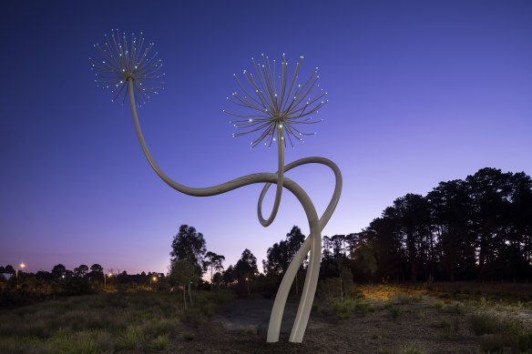 La sculpture Love Flower, de John Meade, basée sur un arrangement d'Emily Karanikolopoulos, est conçue comme un cadeau pour ceux qui voyagent le long de Peninsula Link.