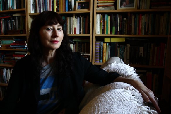 Gail Jones était contrariée par les responsabilités envers les vrais personnages sur lesquels elle écrivait.