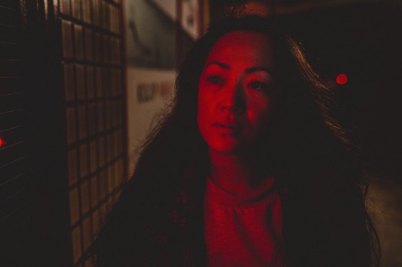 Dans Striking Hair Pin, le personnage de Ra Chapman, Sophie, développe une obsession pour les femmes coréennes travaillant dans un dépanneur local. 