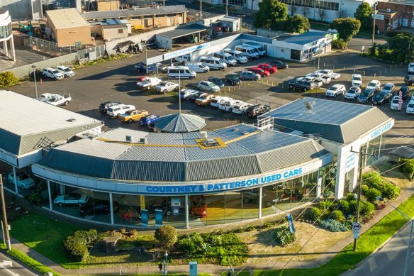 Le parc automobile et le centre de service de Courtney & Patterson sont sur le marché.