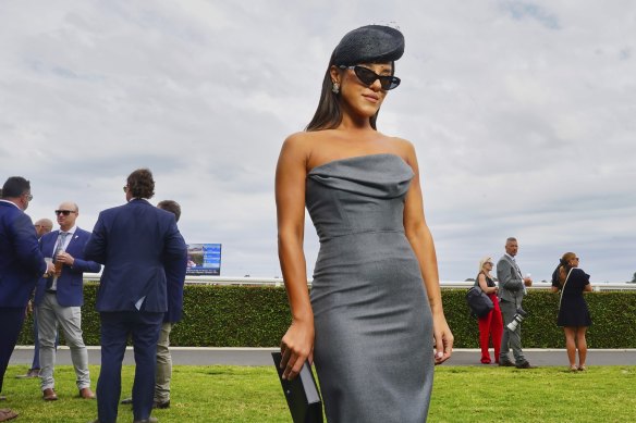 Effie Kats dans son propre design à la Caulfield Cup.