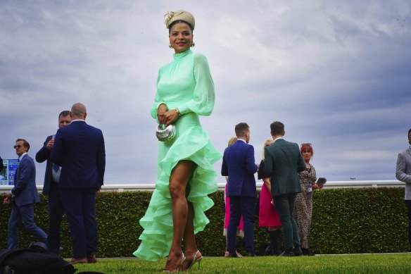 Victoria Latu dans une robe Elliatt et un chapeau Gregory Ladner.