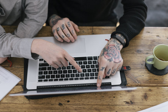 Il existe encore certains métiers où les tatouages ​​restent tabous.