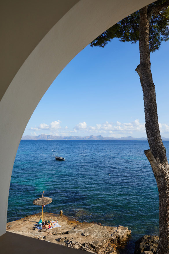 « Alcanada est une magnifique petite baie située au nord de la plus célèbre plage d'Alcudia, sur la côte nord de Majorque », explique Chard.
