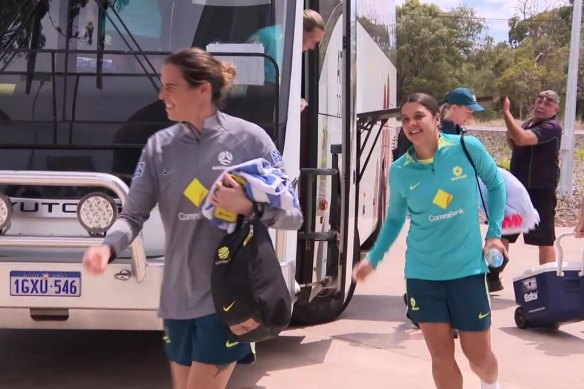Le capitaine des Matildas, Sam Kerr, arrive mardi à l'entraînement à Perth.