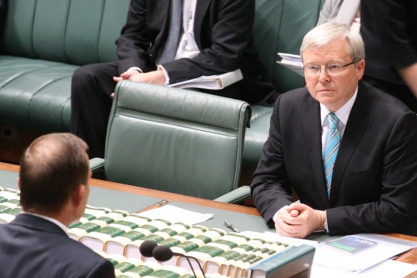 Le chef de l’opposition Tony Abbott affronte le Premier ministre Kevin Rudd en 2013. Abbott « semblait apprécier de se tenir à travers l’histoire en criant stop ».