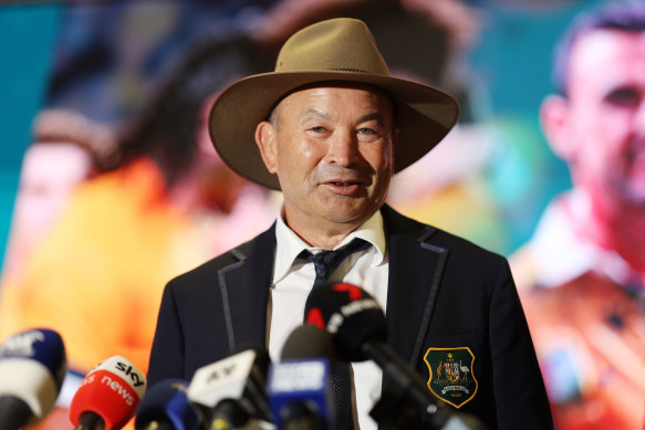 Eddie Jones s'entretient avec les journalistes à l'aéroport de Sydney avant que les Wallabies ne s'envolent pour la Coupe du monde.