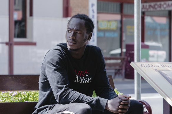 Warhurst dit qu'elle admire Akon, un ancien membre d'un gang, qui a été adopté par le club de cricket de Maryborough. 