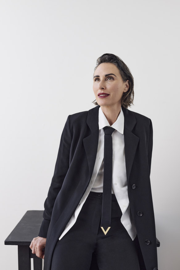 La Collection Robe blazer « Alice », 2 783 $, chemise « Freya », 858 $ et pantalon « Phoebe », 1 208 $.  Cravate Valentino, 690 $.