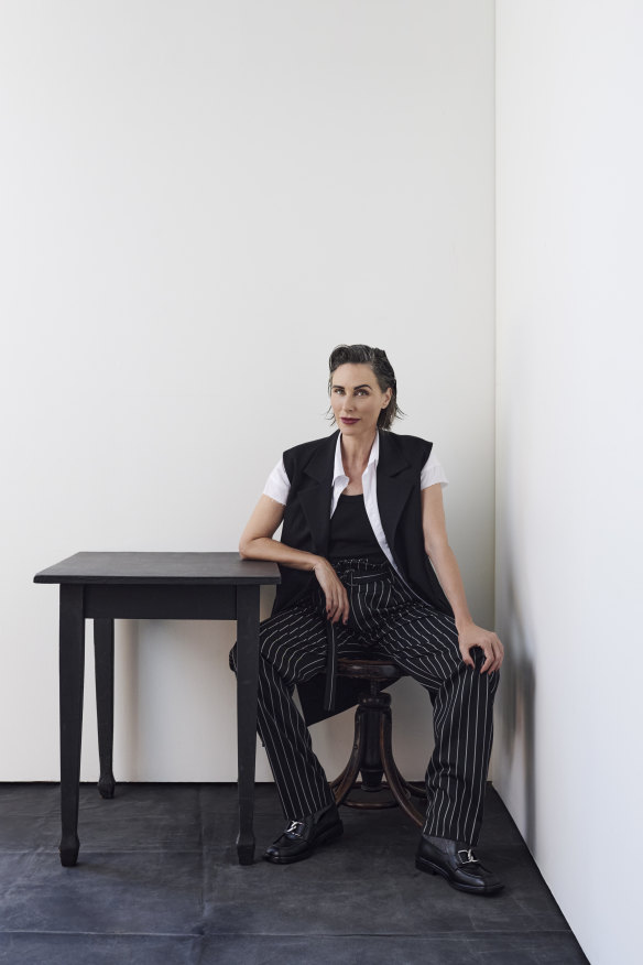 Blazer sans manches St Agni, 749 $, et débardeur, 239 $.  Chemise Bassike, 695 $.  Pantalon Tod's, POA.  Mocassins Charles & Keith « Gabine », 173 $.